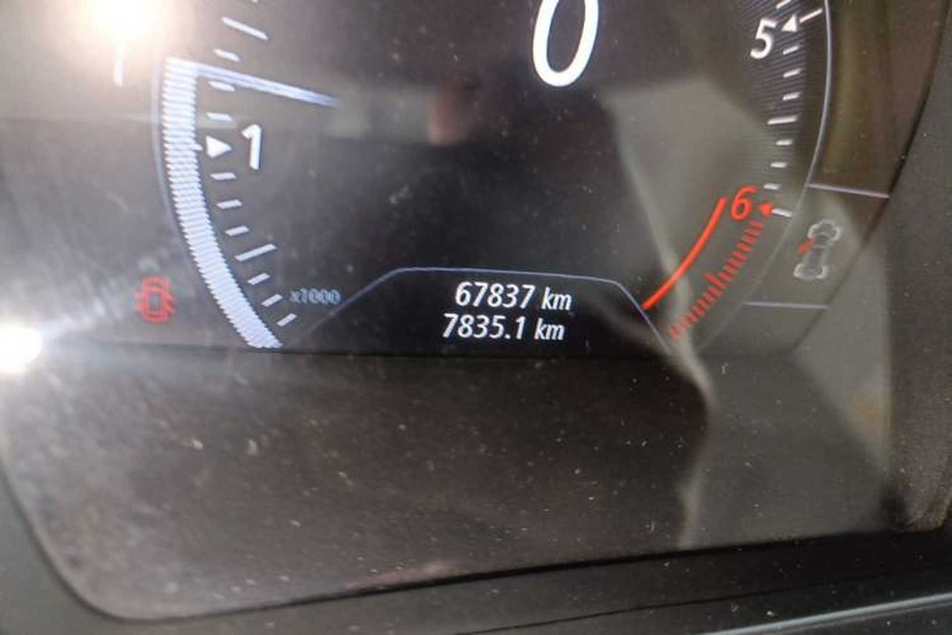 Used Renault Kadjar 2016 2.0L Two-Wheel-Drive Luxury Edition Odometer Close Up