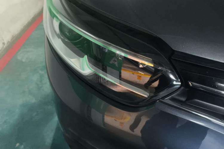 Used Renault Kadjar 2016 2.0L Two-Wheel Drive Prestige Edition Right Front Headlight