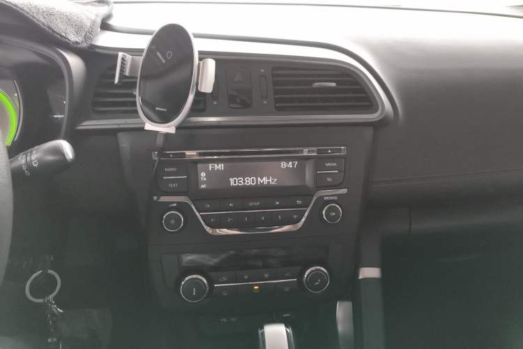 Used Renault Kadjar 2016 2.0L Two-Wheel Drive Comfort Edition Audio And AC Panel