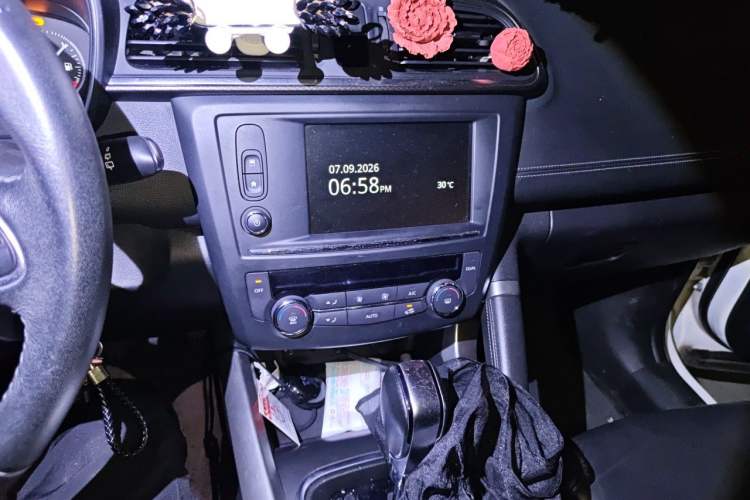 Used Renault Kadjar 2016 2.0L Two-Wheel Drive Leading Edition Audio And AC Panel