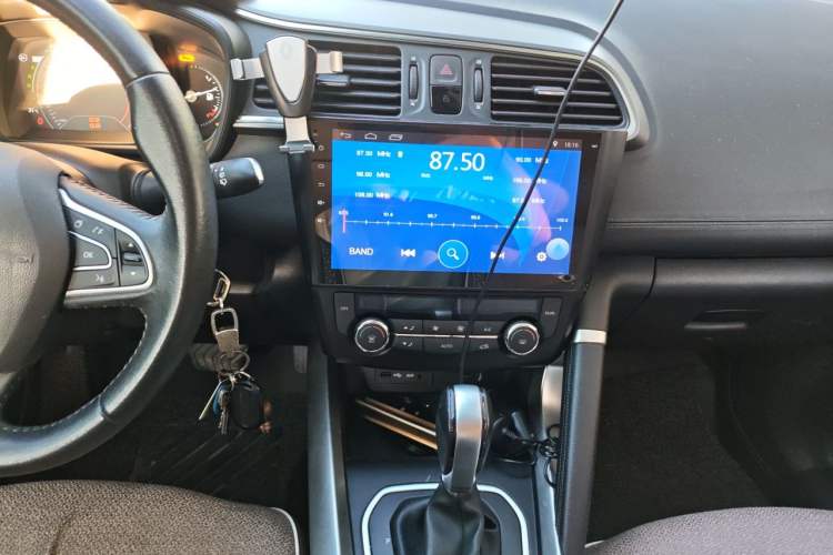 Used Renault Kadjar 2016 2.0L Two-Wheel Drive Leading Edition Audio And AC Panel