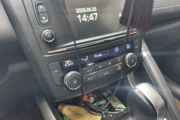 Used Renault Kadjar 2016 2.0L Two-Wheel-Drive Luxury Edition Audio And AC Panel
