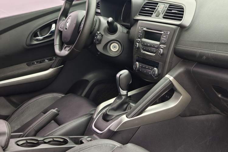 Used Renault Kadjar 2016 2.0L Two-Wheel Drive Comfort Edition Interior 2