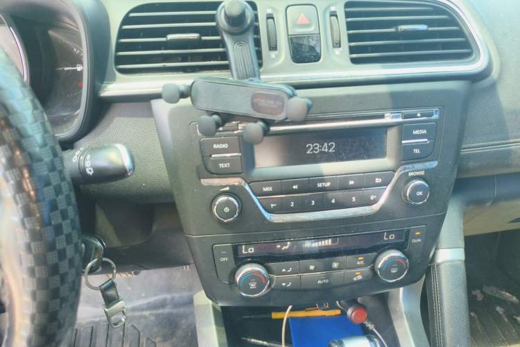 Used Renault Kadjar 2017 2.0L Two-Wheel Drive Comfort Edition Audio And AC Panel
