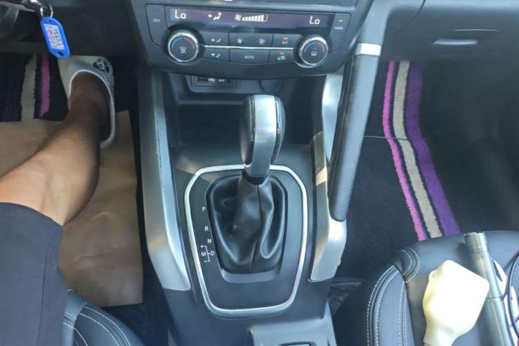 Used Renault Kadjar 2017 2.0L Two-Wheel Drive Comfort Edition Gear Lever