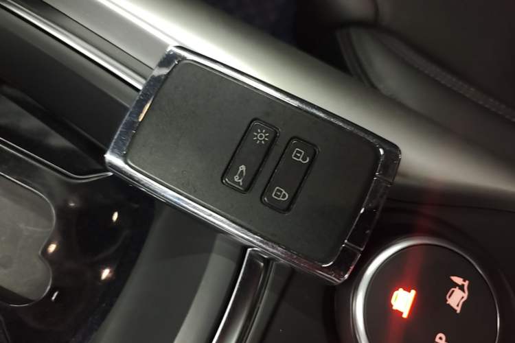 Used Renault Kadjar 2017 2.0L Two-Wheel Drive Luxury Edition Interior 1