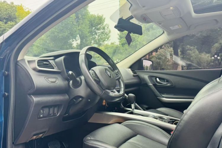Used Renault Kadjar 2017 2.0L Two-Wheel-Drive Leading Edition Interior 5