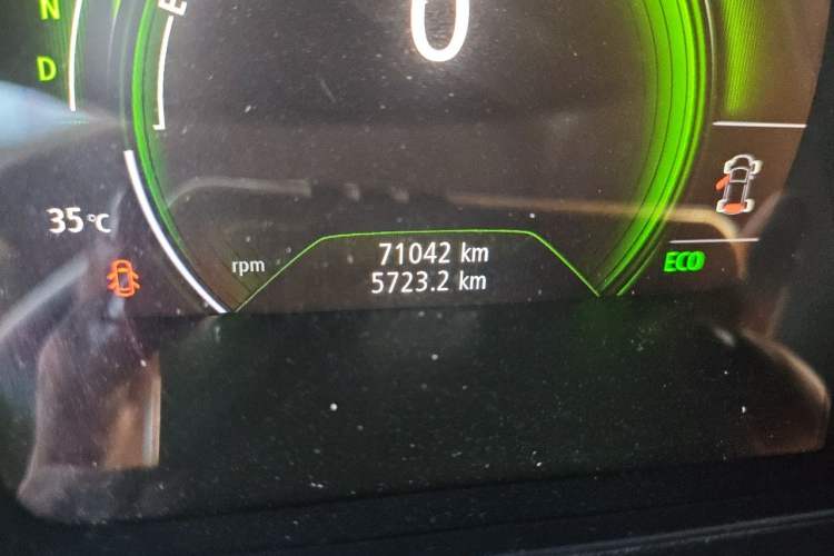 Used Renault Kadjar 2017 2.0L Two-Wheel Drive Comfort Edition Odometer Close Up