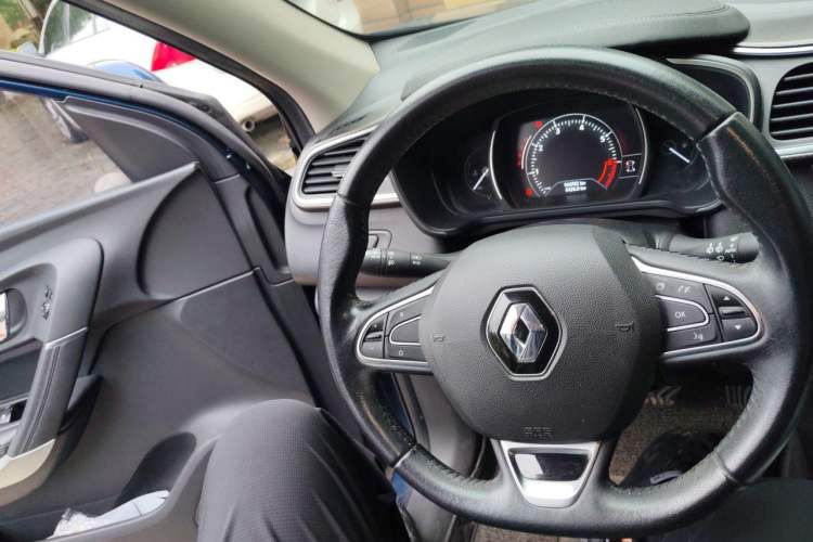 Used Renault Kadjar 2017 2.0L Two-Wheel-Drive Leading Edition Steering Wheel