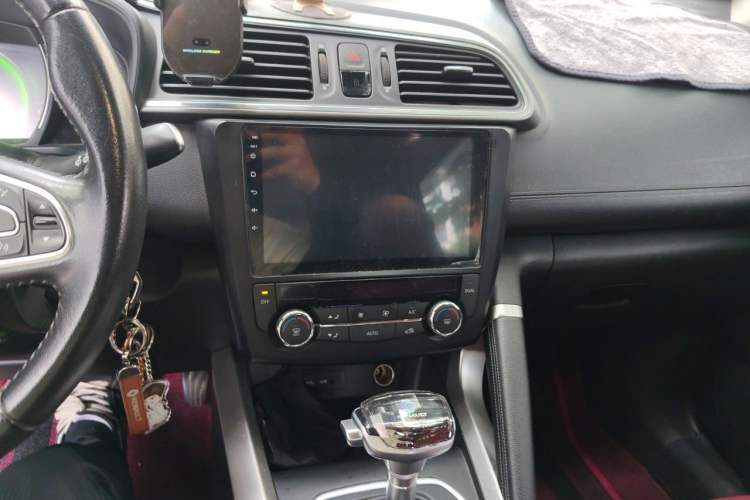 Used Renault Kadjar 2017 2.0L Two-Wheel Drive Comfort Edition Audio And AC Panel