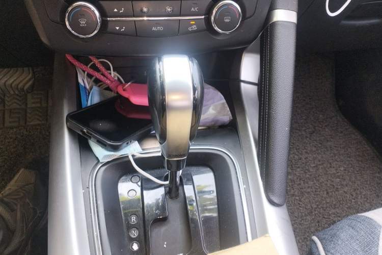 Used Renault Kadjar 2017 2.0L Two-Wheel Drive Luxury Edition Gear Lever