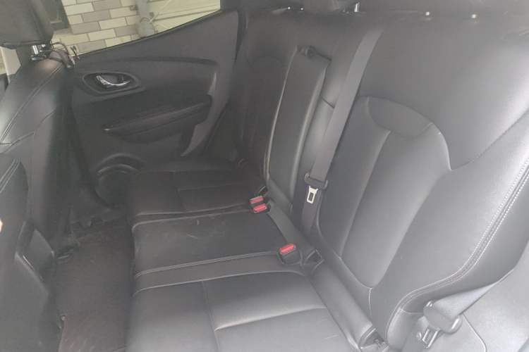 Used Renault Kadjar 2017 2.0L Two-Wheel-Drive Leading Edition Interior 4