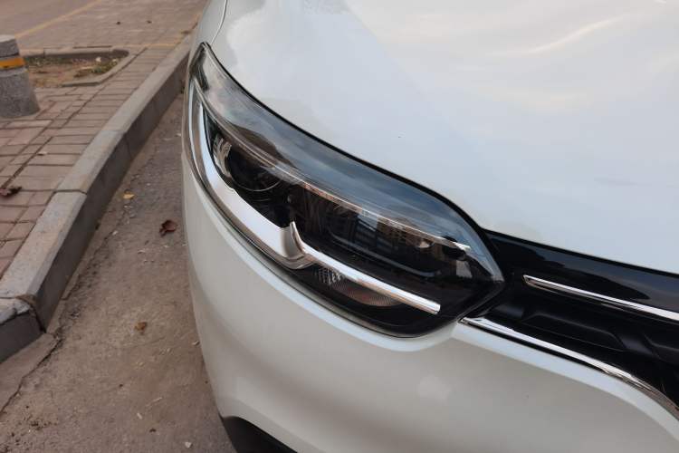 Used Renault Kadjar 2017 2.0L Two-Wheel Drive Comfort Edition Right Front Headlight