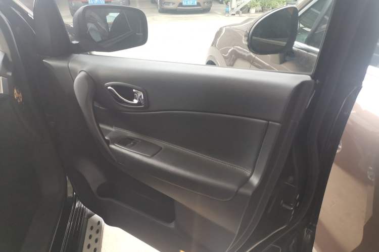 Used Renault Koleos 2014 Revised Version 2.0L Two-Wheel Drive Fashion Edition Right Front Door Interior