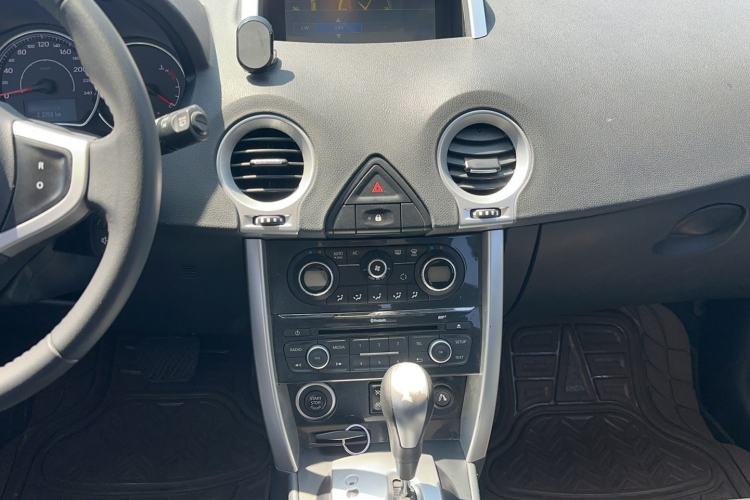 Used Renault Koleos 2014 Revised Version 2.0L Two-Wheel Drive Fashion Edition Audio And AC Panel
