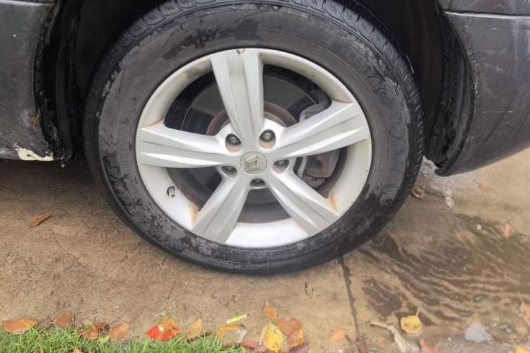 Used Renault Koleos 2009 2.5L Two-Wheel Drive Luxury Version Right Front Wheel Hub