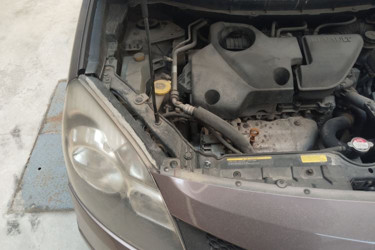 Used Renault Koleos 2009 2.5L Two-Wheel Drive Comfort Version Engine Bay Right