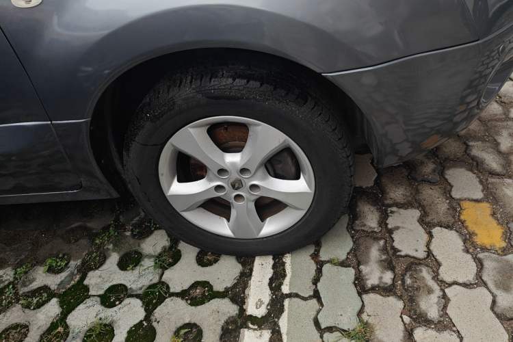 Used Renault Koleos 2009 2.5L Two-Wheel Drive Luxury Version Right Front Wheel Hub