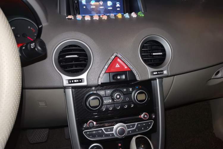 Used Renault Koleos 2009 2.5L Two-Wheel Drive Comfort Version Audio And AC Panel