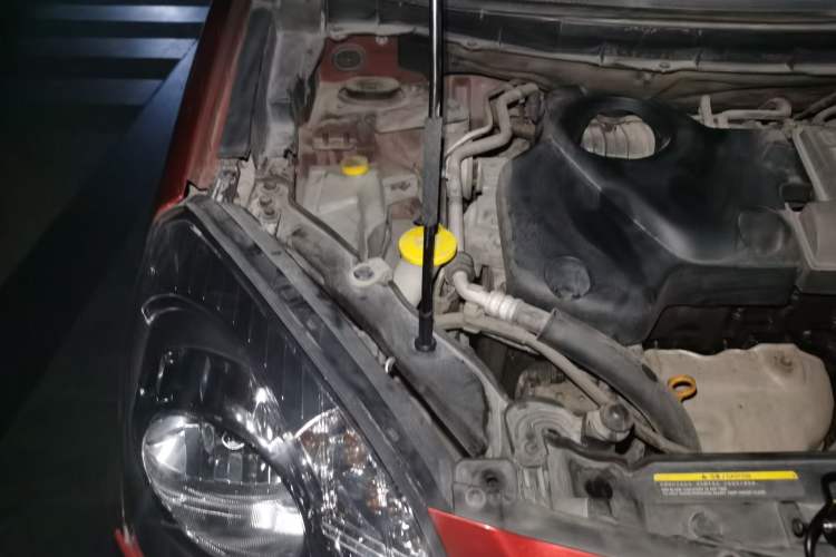 Used Renault Koleos 2009 2.5L Two-Wheel Drive Comfort Version Engine Bay Right