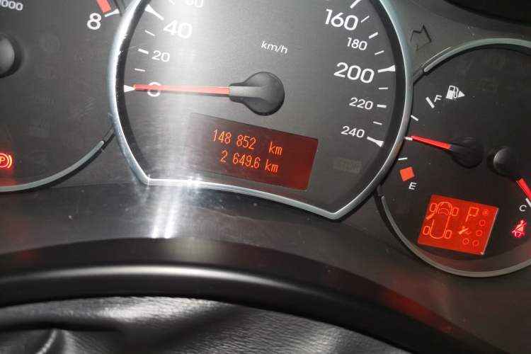 Used Renault Koleos 2009 2.5L Two-Wheel Drive Comfort Version Odometer Close Up