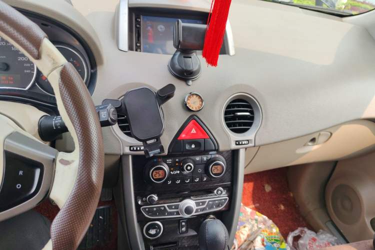 Used Renault Koleos 2010 2.5L 4x4 Comfort Edition Audio And AC Panel