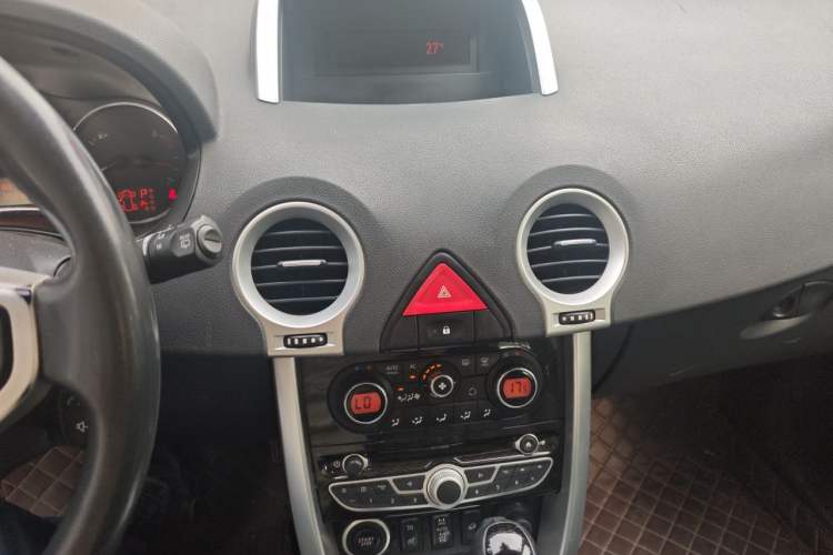 Used Renault Koleos 2010 2.5L 4x4 Comfort Edition Audio And AC Panel