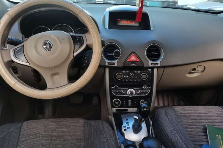 Used Renault Koleos 2010 2.5L 4x4 Comfort Edition Center Console