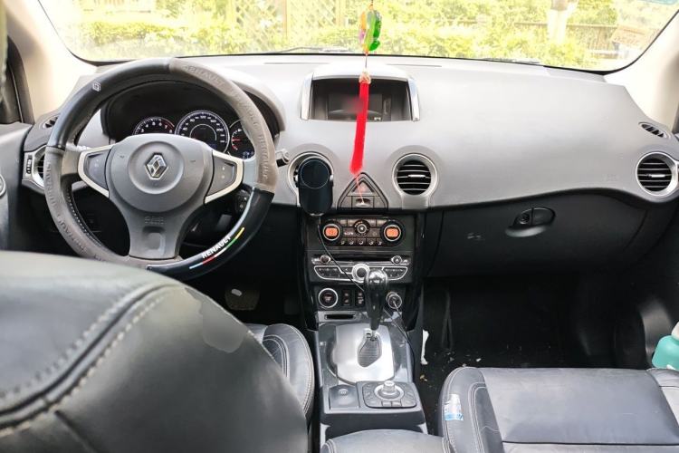 Used Renault Koleos 2010 2.5L 4x4 Comfort Edition Center Console