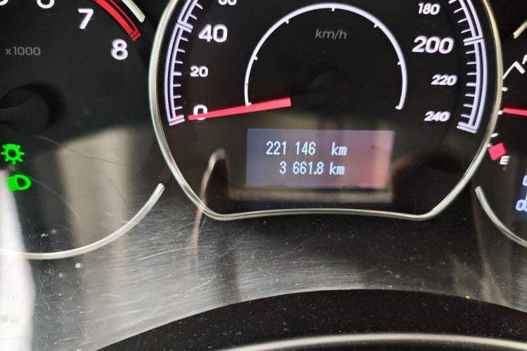 Used Renault Koleos 2010 2.5L 4x4 Comfort Edition Odometer Close Up