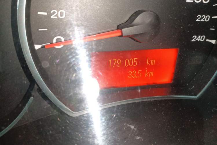 Used Renault Koleos 2010 2.5L 4x4 Comfort Edition Odometer Close Up