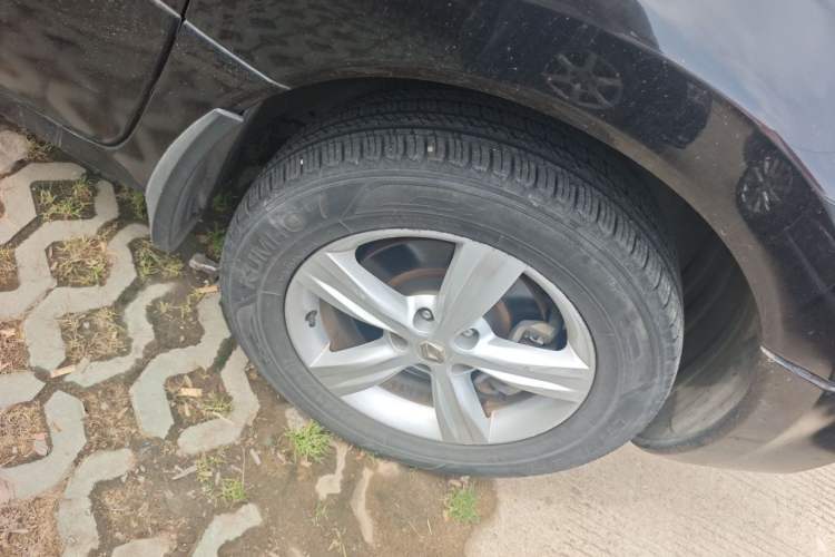 Used Renault Koleos 2010 2.5L 4x4 Comfort Edition Right Front Wheel Hub