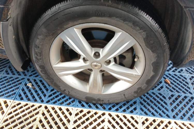 Used Renault Koleos 2010 2.5L 4x4 Comfort Edition Right Front Wheel Hub