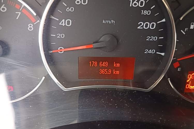Used Renault Koleos 2010 2.5L Two-Wheel Drive Comfort Version Odometer Close Up