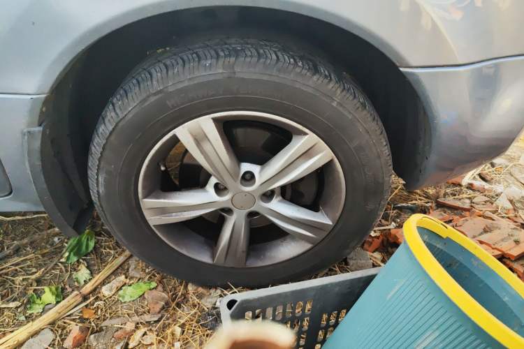Used Renault Koleos 2010 2.5L Two-Wheel Drive Comfort Version Right Front Wheel Hub