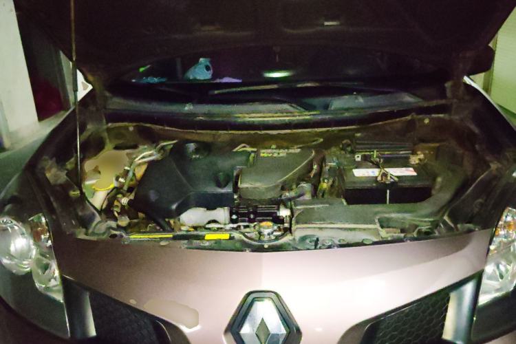 Used Renault Koleos 2010 2.5L Two-Wheel Drive Comfort Version Engine Bay