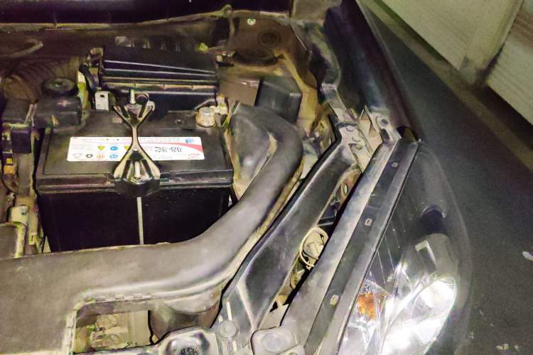 Used Renault Koleos 2010 2.5L Two-Wheel Drive Comfort Version Engine Bay Left