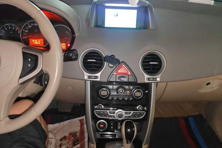 Used Renault Koleos 2010 2.5L 4x4 Comfort Edition Audio And AC Panel