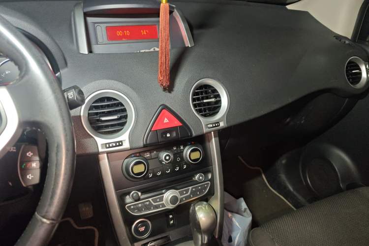 Used Renault Koleos 2010 2.5L Two-Wheel Drive Fashion Edition Audio And AC Panel