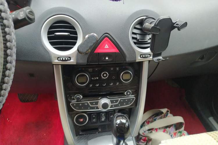 Used Renault Koleos 2010 2.5L 4x4 Comfort Edition Audio And AC Panel