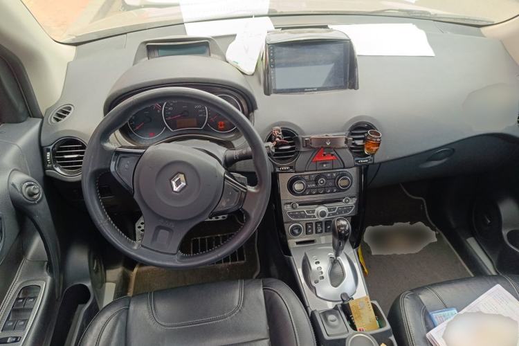 Used Renault Koleos 2010 2.5L Four-Wheel Drive Bose Limited Edition Center Console