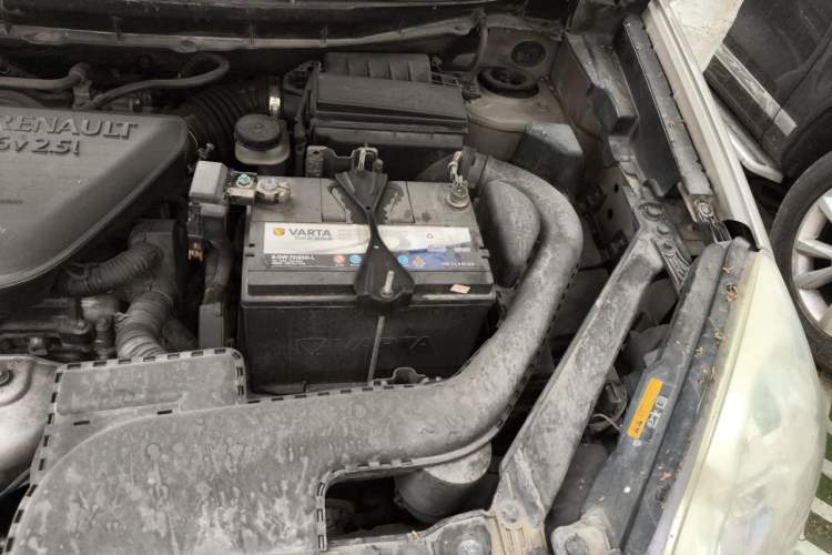 Used Renault Koleos 2010 2.5L 4x4 Luxury Version Engine Bay Left