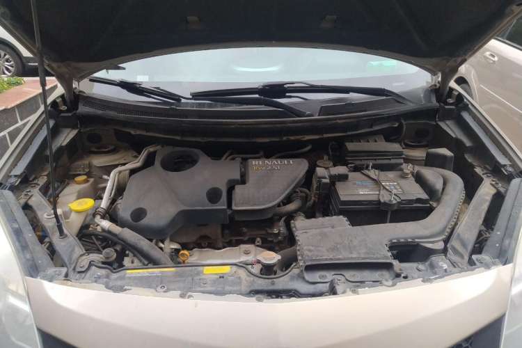Used Renault Koleos 2010 2.5L 4x4 Comfort Edition Engine Bay
