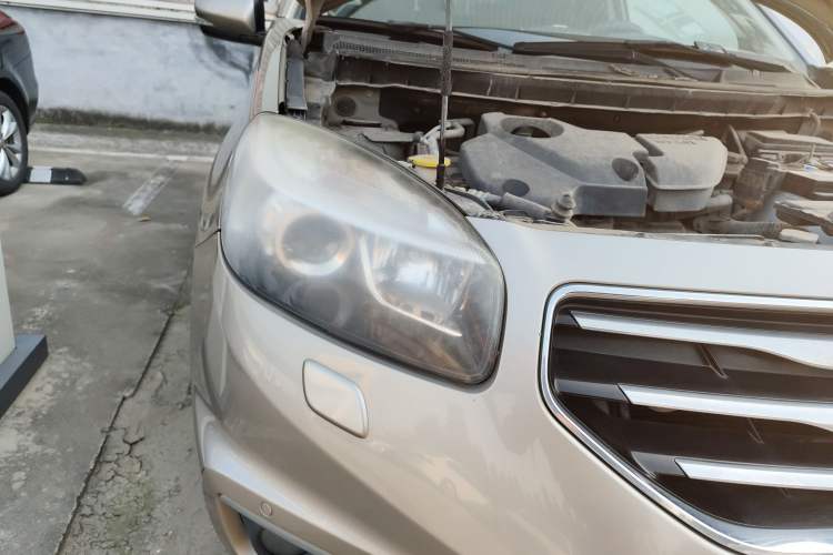 Used Renault Koleos 2010 2.5L 4x4 Luxury Version Right Front Headlight