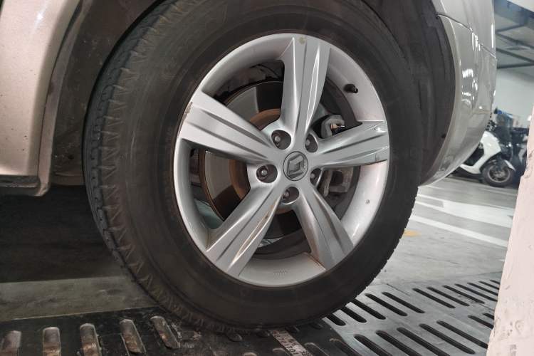 Used Renault Koleos 2010 2.5L 4x4 Comfort Edition Right Front Wheel Hub