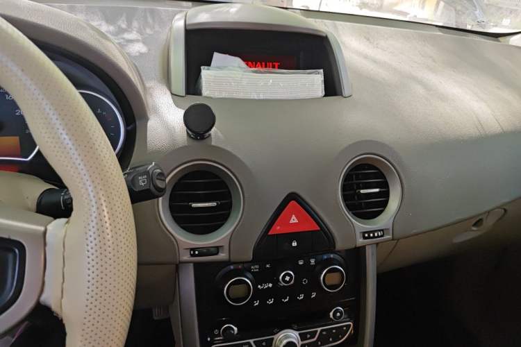 Used Renault Koleos 2010 2.5L 4x4 Comfort Edition Audio And AC Panel