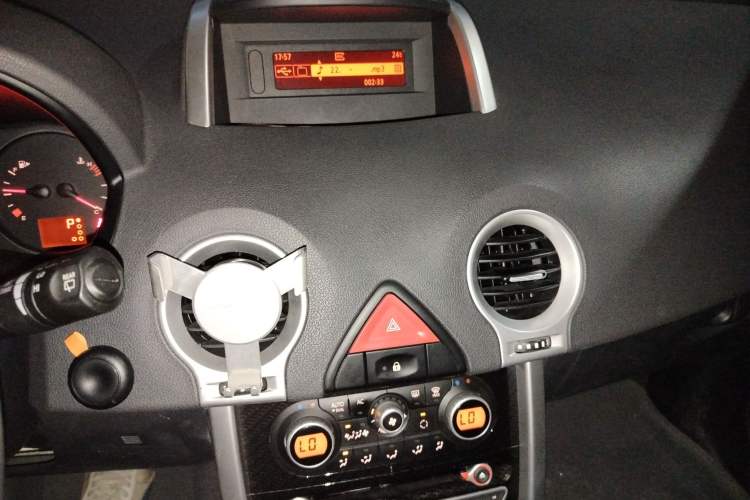 Used Renault Koleos 2010 2.5L 4x4 Comfort Edition Audio And AC Panel