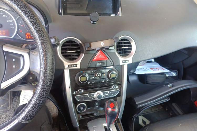 Used Renault Koleos 2010 2.5L Two-Wheel Drive Comfort Version Audio And AC Panel