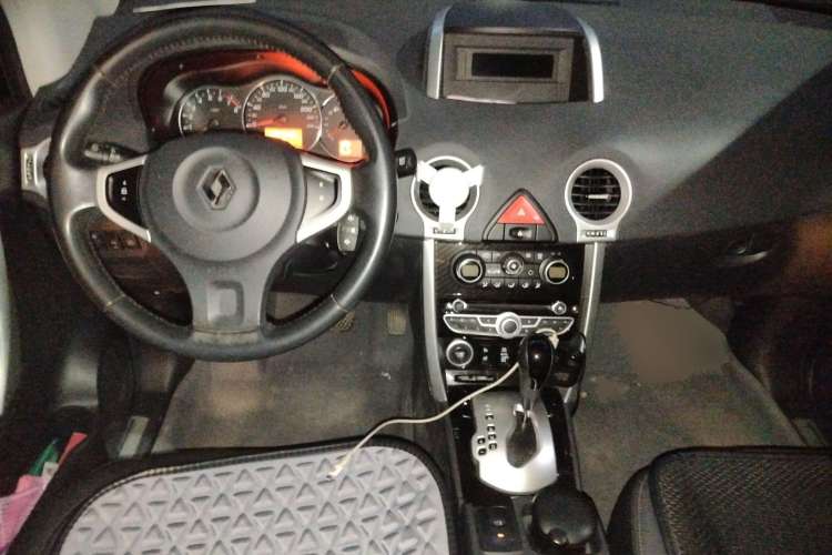 Used Renault Koleos 2010 2.5L 4x4 Comfort Edition Center Console