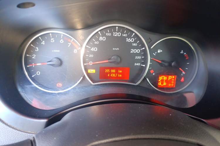Used Renault Koleos 2010 2.5L Two-Wheel Drive Comfort Version Odometer Close Up